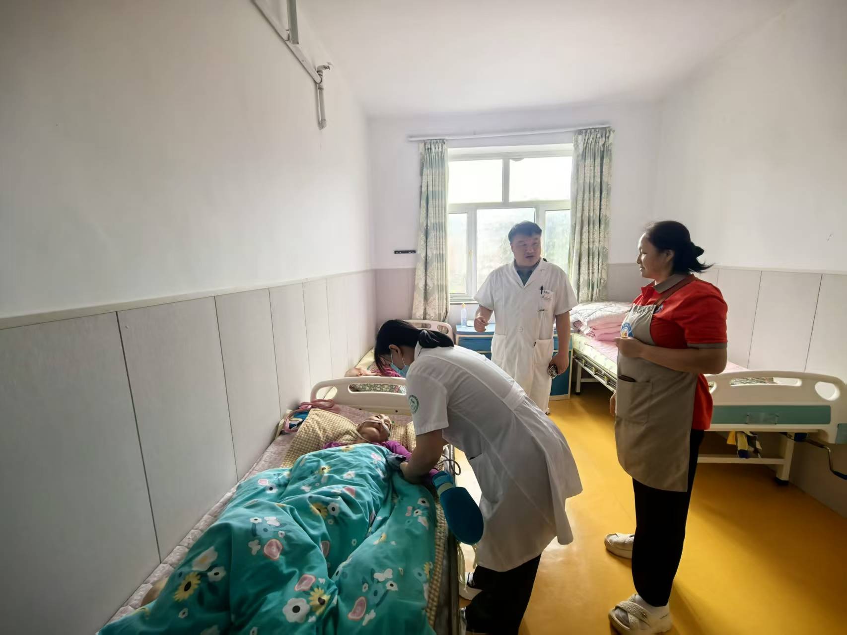 医护人员在东方老年公寓查看老人身体状况并提供健康服务