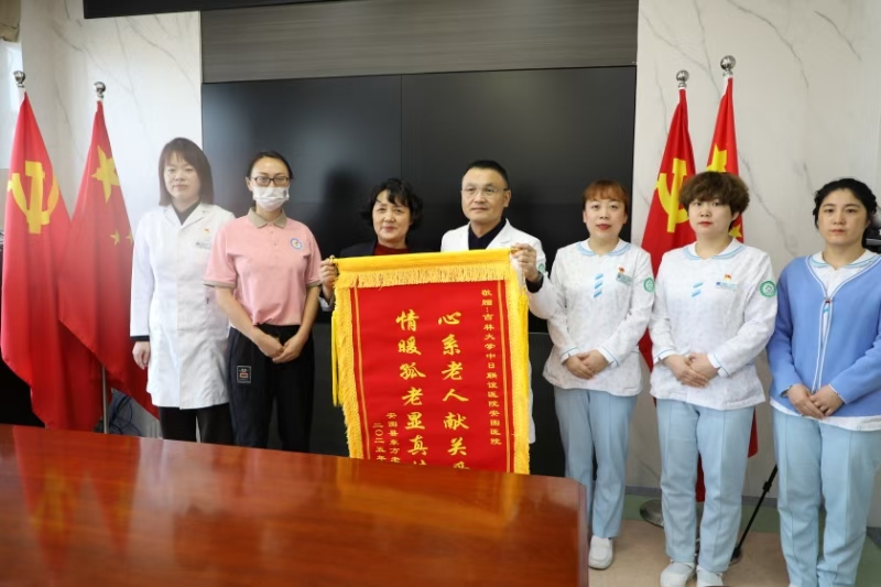 东方老年公寓前往医院表达感谢，与医护人员合影