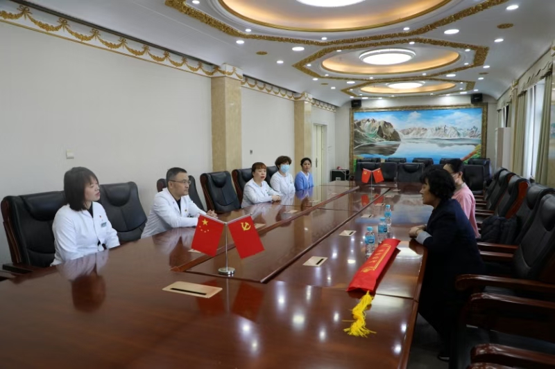 东方老年公寓与医护人员交流老人健康管理与服务工作